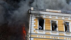 Росія завдала удару реактивним дроном по будівлі Національної академії наук. У вікнах – працівники, які намагаються врятуватись. Київ, 28 вересня 2026 року
