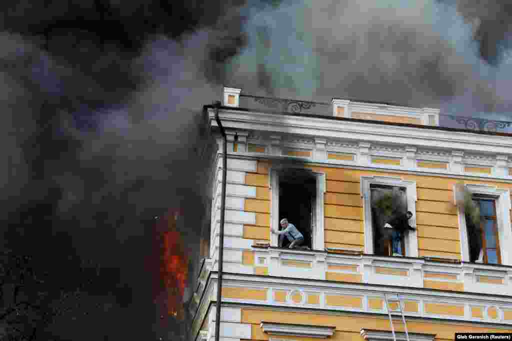Люди намагаються врятуватись із охопленої вогнем будівлі НАН України у Києві.«Заблокувало двері і вони не могли вийти. На підвіконнях вони висіли і навіть один збирався стрибнути», – розповіла співробітниця НАН Людмила. За словами жінки, коли прибули рятувальники, вони допомогли людям вибратися із будівлі