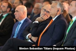 Premierul român Ilie Bolojan (stânga), alături de liderul UDMR, Kelemen Hunor și Viktor Orbán, premierul Ungariei.