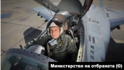 Майор Валентин Терзиев загина по време на учение, в което самолетът му се разби в Черно море.