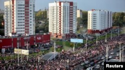 Adamlar oppozisiýa ýörişine gatnaşýar. Minsk. 4-nji oktýabr, 2020 ý.