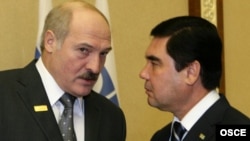 Türkmenistanyň prezidenti G.Berdimuhamedow (s) we Belarusyň prezidenti A.Lukaşenko (ç)