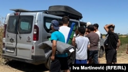 Aktivisti nevladinog udruženja KlikAtiv doneli su im garderobu, veće za spavanje, šatore, vodu, 13. avgust 2026.