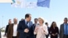 رئیس کمیسیون اروپا و رئیس‌جمهور قبرس در حال بازدید از بندر لارناکا برای ارسال کشتی حامل کمک‌ها به غزه
