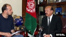 انجنیر محمد یونس نو اندیش شاروال کابل در جریان مصاحبهء اختصاصی با سید فتح محمد بها خبرنگار رادیو آزادی در کابل.