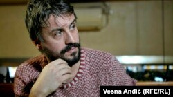 Prisutne je o situaciji u Beogradu upoznao jedan od organizatora tamnošnjih protesta glumac Branislav Trifunović