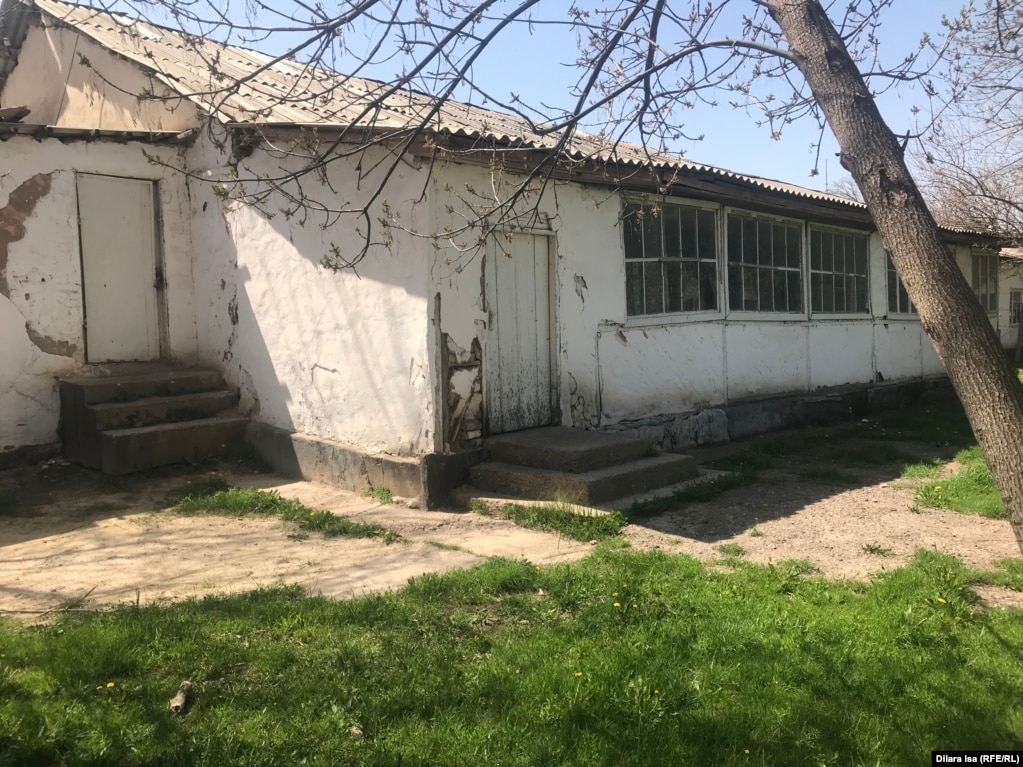 Аварийное здание школы в селе Багыс. Туркестанская область, 7 апреля 2021 года.