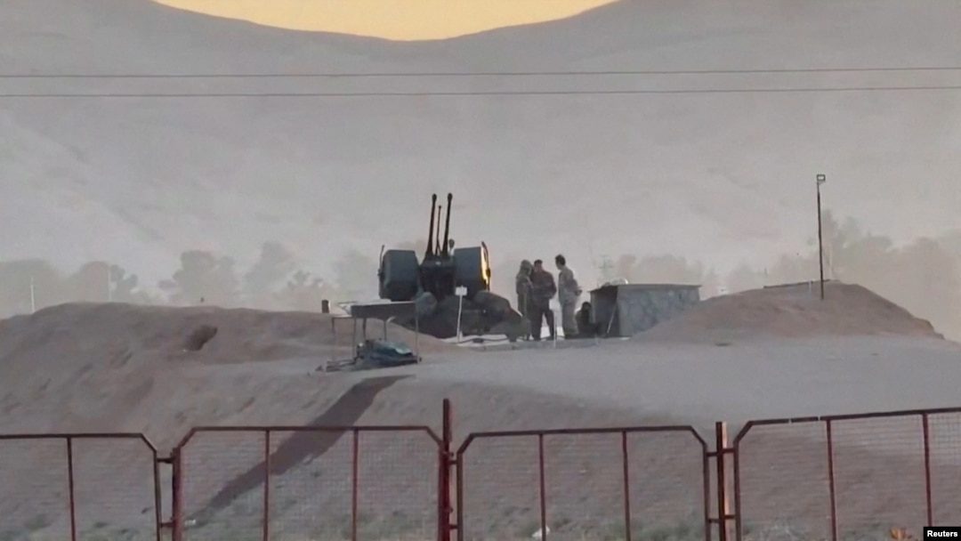 Militarii iranieni păzesc instalațiile nucleare de la Isfahan.