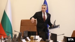 Служебният премиер Андрей Гюров влиза в заседателната зала на Министерския съвет, 18 март 2026 г.