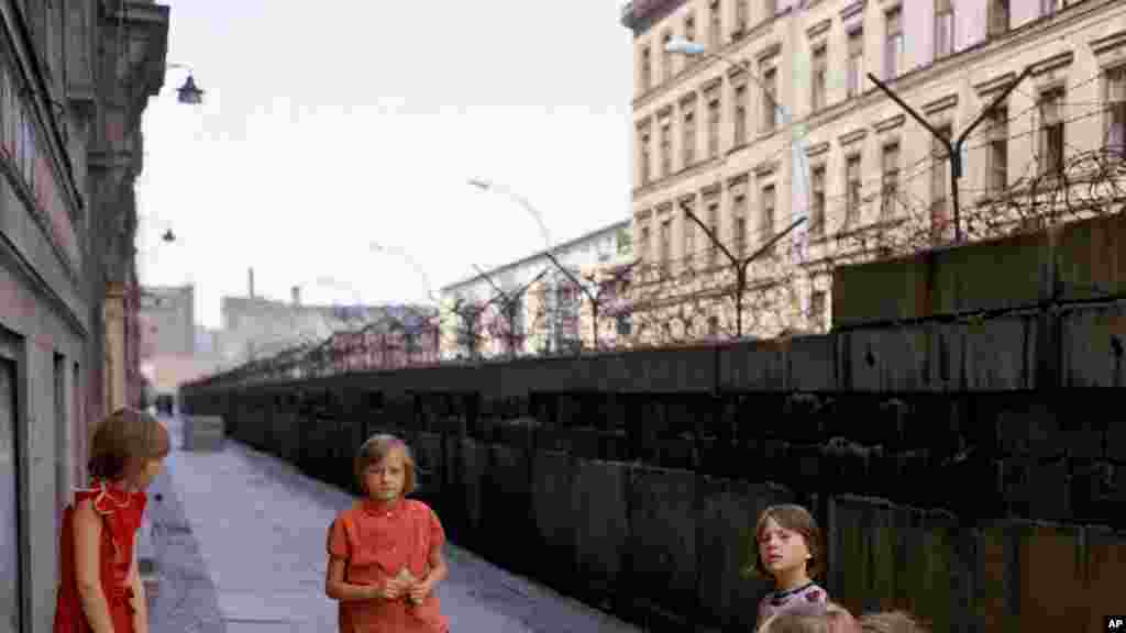Дзеці ў Заходнім Бэрліне ў 1968 годзе гуляюць побач з мурам, якая &laquo;разрэзала&raquo; Сэбасцьянштрасэ напалам