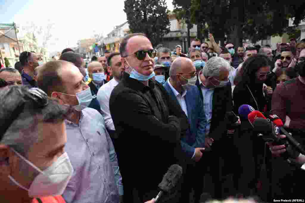 Predsednik Opštine Tuzi u Crnoj Gori tokom protesta protiv epidemioloških mera vezanih za zatvaranje ugostiteljskih objekata koje je propisala Vlada te zemlje, a koje je ta opština odbila da poštuje