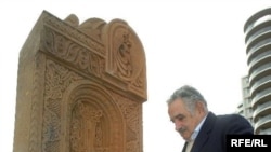 Хосе Мухика открывает монумент армянскому хачкару на площади Армении в Монтевидео, 24 апреля 2010