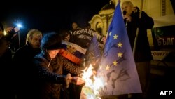 Protestatari anti-UE care au ars un steag al Uniunii Europene într-o demonstrație care a avut loc la Sofia anul trecut 