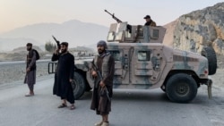 Бійці служби безпеки «Талібану» несуть варту поблизу прикордонного переходу Торхам між Афганістаном і Пакистаном у провінції Нангархар. 27 лютого 2026 року