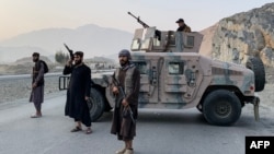 Бійці служби безпеки «Талібану» несуть варту поблизу прикордонного переходу Торхам між Афганістаном і Пакистаном у провінції Нангархар. 27 лютого 2026 року