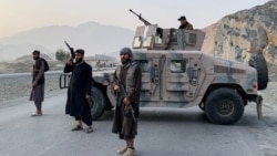 "Taliban" təhlükəsizlik qüvvələri Əfqanıstan və Pakistan arasındakı Torkham sərhəd-keçid məntəqəsi yaxınlığında keşik çəkir.
