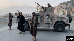 "Taliban" təhlükəsizlik qüvvələri Əfqanıstan və Pakistan arasında sərhəd-keçid məntəqəsinin yaxınlığında keşik çəkir.