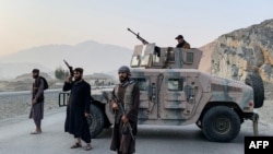 Forțe de securitate talibane lângă punctul de trecere a frontierei Torkham dintre Afganistan și Pakistan, în provincia Nangarhar. 27 februarie 2026.