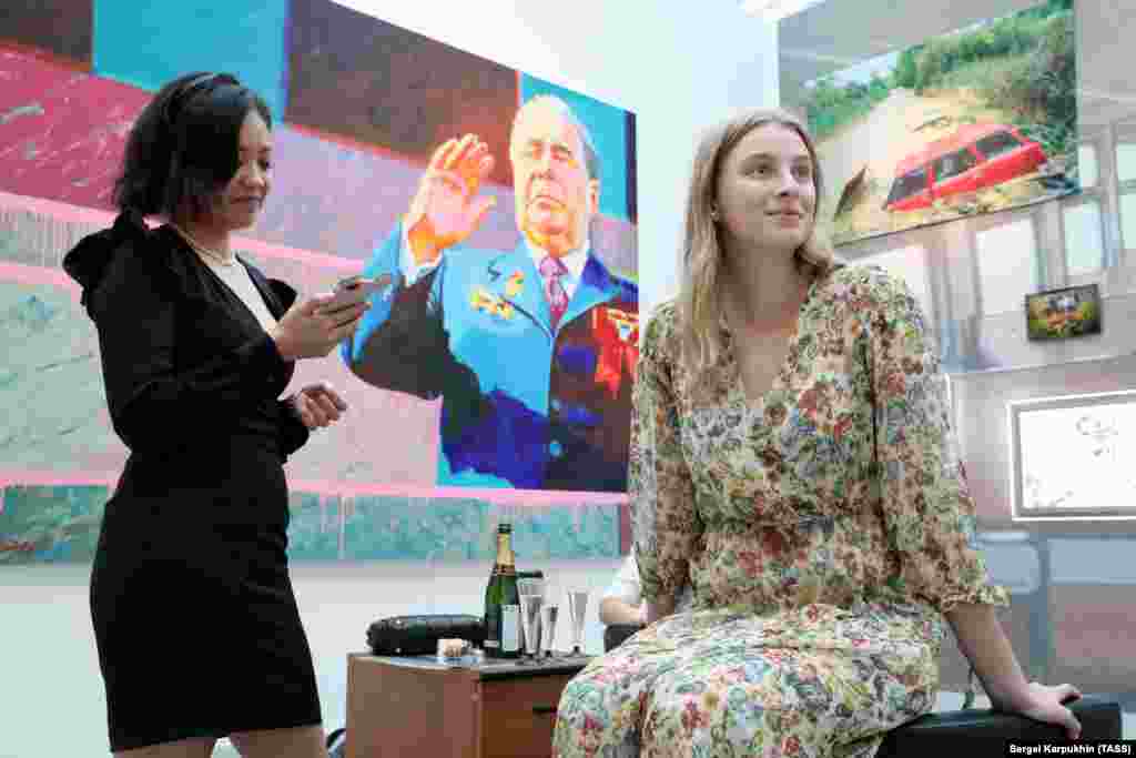 Visitors enjoy the atmosphere at the exhibition.