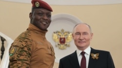 Глава военного правительства Буркина-Фасо Ибрагим Траоре (с Георгиевской лентой) с президентом России Владимиром Путиным перед военным парадом в честь Дня Победы. Москва, 9 мая 2025 года