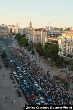 Вид на протестну ходу в центрі Києва з висоти. Київ, 31 липня 2026 року