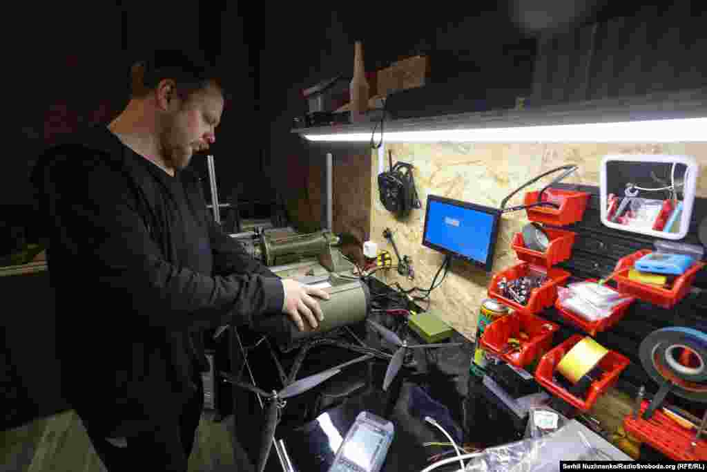 Один із нових етапів розвитку FPV-дронів – оптоволоконні системи. Такі дрони керуються через надтонкий оптичний кабель, який розмотується під час польоту й з’єднує дрон із пультом оператора. Завдяки цьому вони практично невразливі до засобів радіоелектронної боротьби та розвідки, адже не використовують радіосигнал. Оптоволокно також забезпечує стабільну передачу відео високої якості (понад 60 кадрів на секунду) навіть на малих висотах, що суттєво підвищує точність ураження.Євген у цивільному житті працював у сервісному центрі з ремонту мобільних телефонів і ноутбуків. Тепер він збирає та паяє FPV-дрони, а також намотує котушки оптоволокна