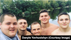 დანილო იავჰუსიშინი (მარჯვნივ) მეგობრებთან ერთად, 2018 წელს.