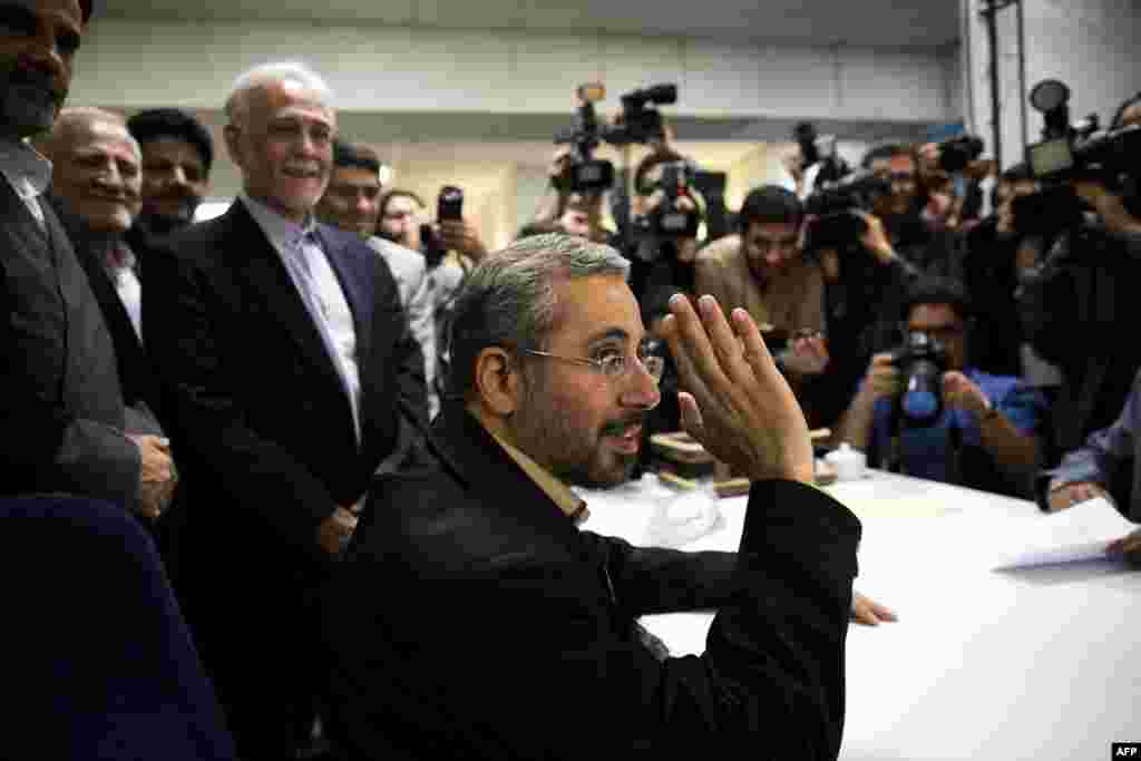 Ke&ccedil;miş Səhiyyə naziri Kamran Lankarani də prezidentliyə namizəd olmaq &uuml;&ccedil;&uuml;n qeydiyyata d&uuml;ş&uuml;r. Tehran, 7 may 2013