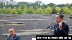 Secretarul de Stat american, Antony Blinken, într-o conferință alături de ministrul de externe al Germaniei, Heiko Maas, în timpul vizitei sale la Memorialul Holocaustului de la Berlin, 24 iunie 2021.