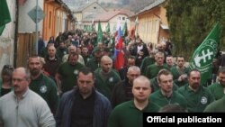 Милан Мазурек (на переднем плане) принимает участие в шествии партии Kotleba-Lidova strana Nase Slovensko (LSNS)