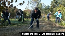 В центре президент Сооронбай Жээнбеков. 