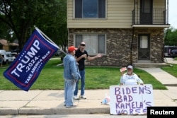 Oamenii lui Trump nu dorm. „Biden e rău, Kamala e mai rea” - susține un protestatar în marginea mitingului democrat din Wisconsin. Trump însuși are pentru Kamala Harris un epitet caracteristic lui: „E absolut nebună”, deși „Nu chiar așa de nebună ca Nancy Pelosi”.