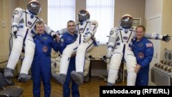 Алег Навіцкі з калегамі-касманаўтамі 
