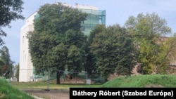 Az lesz a csoda, ha egyszer kész lesz.