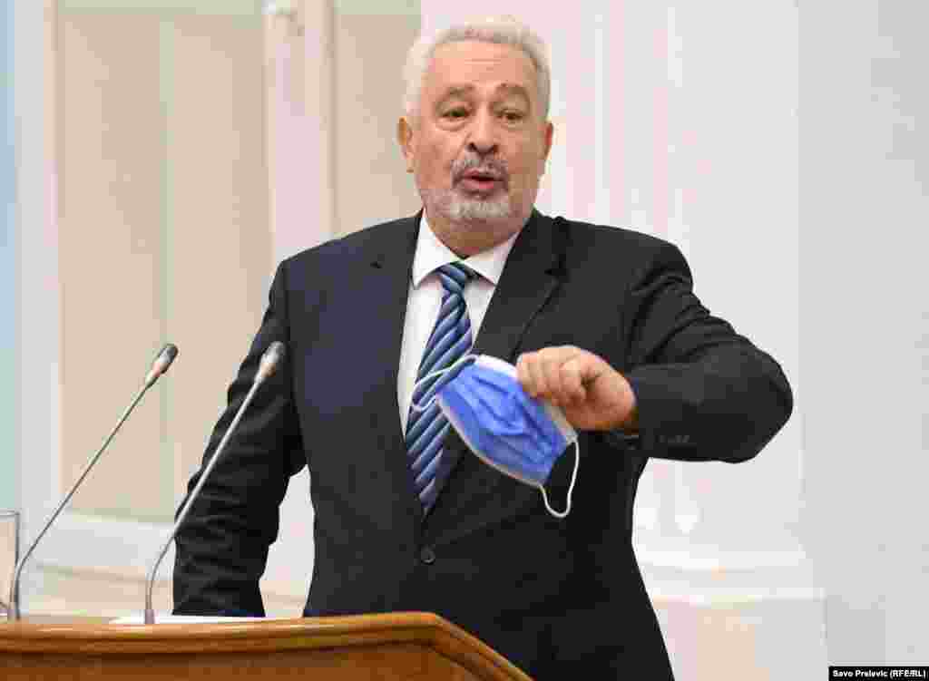 ЦРНА ГОРА - Црногорскиот премиер Здравко Кривокапиќ предложи смена на министерот за правда Владимир Лепосавиќ поради неговиот став за геноцидот во Сребреница. На вонредна прес-конференција, Кривокапиќ објави дека веќе испратил предлог за смена на Лепосавиќ до Парламентот на Црна Гора.