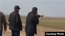 Андижонлик фермерлар ерлари ноқонуний олиб қўйилиб, хитойлик тадбиркорларга берилишидан хавотир билдирмоқда.