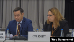 Адам құқықтары жөніндегі уәкіл Артур Ластаев адамзат өлшемі конференциясында сөйлеп жатыр. Варшава, 16 қазан 2025 жыл.