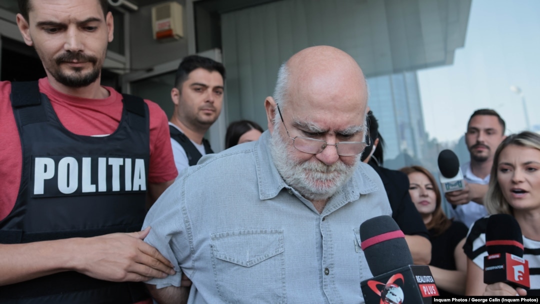 Fostul profesor SNSPA, sociologul Alfred Bulai, după reținerea de 24 de ore ordonată miercuri de procurori. 