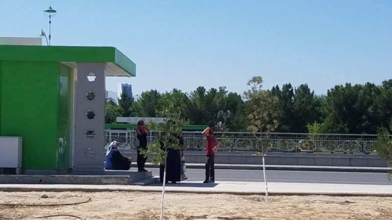 Aşgabadyň etegindäki ilat transport kösençligine duçar bolýar