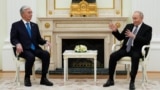 Казакстандын лидери Касым-Жомарт Токаев менен Орусиянын президенти Владимир Путин. 11-ноябрь, 2025-жыл.