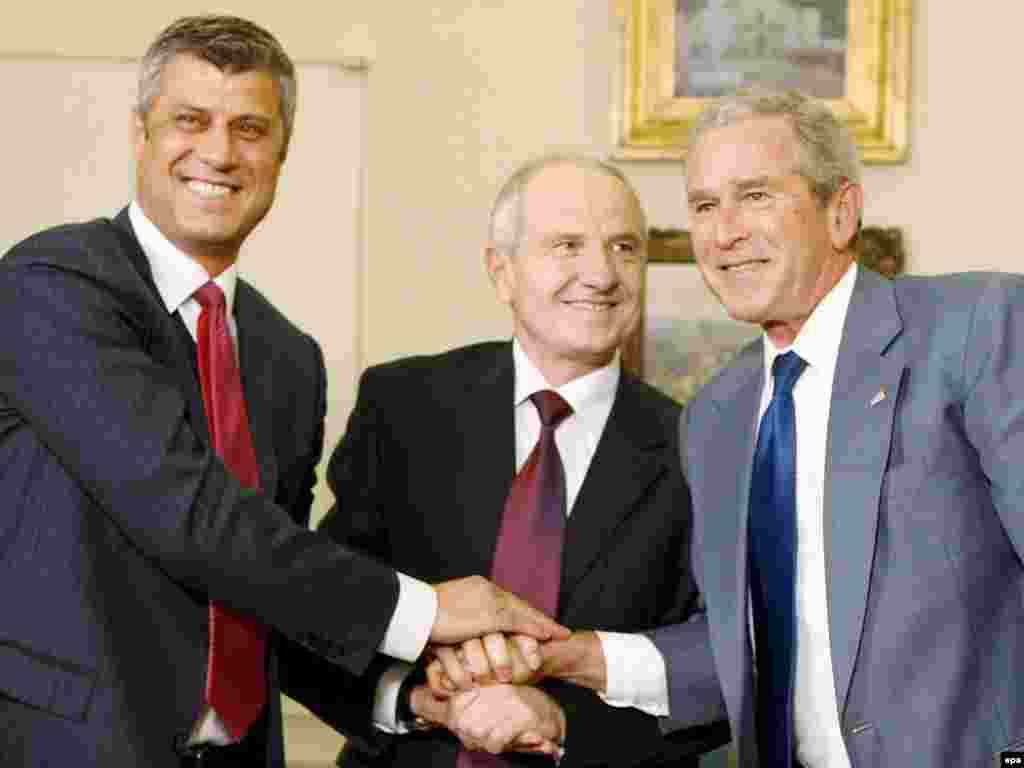 Takimi historik i liderëve kosovarë me presidentin amerikan George Bush, ne Uashington, 21 korrik 2008. - epa01420184 U.S. President George W. Bush (R) shakes hands with the President of Kosovo Fatmir Sejdiu (C) and the Prime Minister of Kosovo Hashim Thaci (L) after a meeting in the Oval Office the White House in Washington, D.C. USA 21 July 2008. Kosovo leaders are expecting more global recognition of their country after meeting with President Bush. EPA/SHAWN THEW