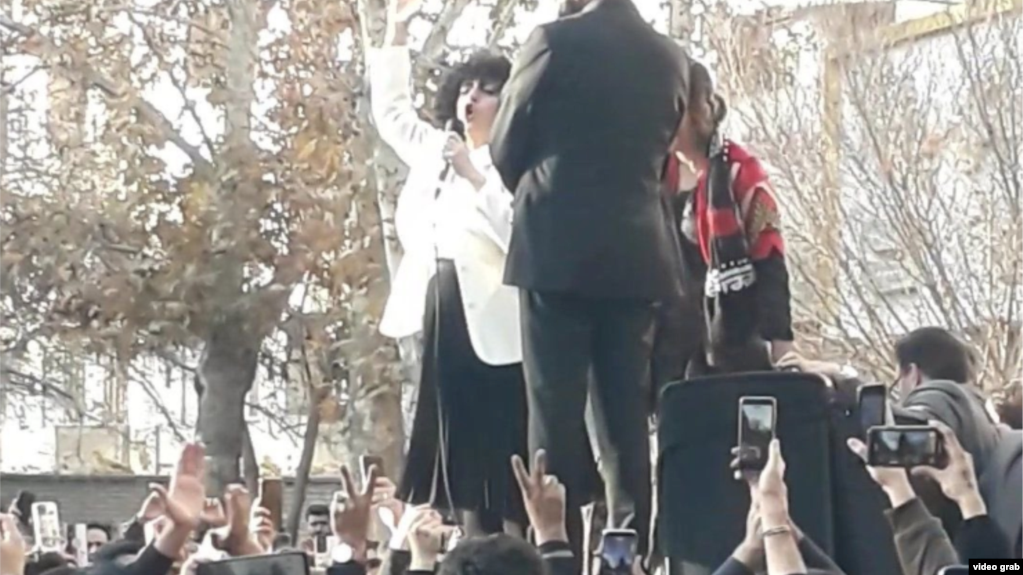 تصویری از ویدئوی حضور نرگس محمدی و سپیده قلیان در مراسم خسرو علیکردی