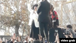 تصویری از ویدئوی حضور نرگس محمدی و سپیده قلیان در مراسم خسرو علیکردی