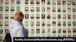 Фатаграфіі загінулых украінскіх салдатаў (2014 - 2017) на сьцяне Міхайлаўскага сабору ў Кіеве