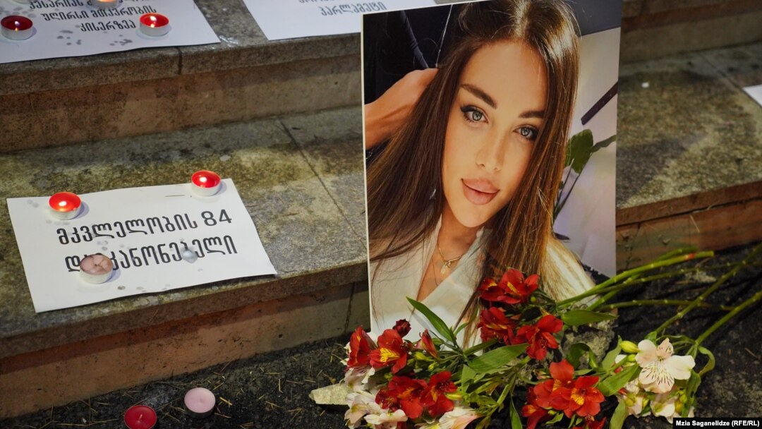 პარლამენტის შენობის უკან მოქალაქეებმა მოკლული ტრანსგენდერი ქალის, კესარია აბრამიძის ფოტო მიიტანეს და სანთლები დაანთეს. 19 სექტემბერი, 2024 წელი