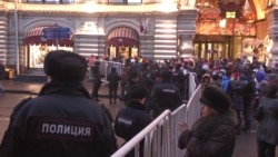 В новогоднюю ночь москвичи не попали на Красную площадь (видео)