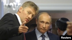 Дмитрий Песков (слева) и Владимир Путин (справа)