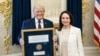 Presidenti amerikan, Donald Trump, takohet me udhëheqësen e opozitës venezuelase, Maria Corina Machado, në Zyrën Ovale, 15 janar 2026.