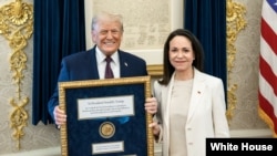 Presidenti amerikan, Donald Trump, takohet me udhëheqësen e opozitës venezuelase, Maria Corina Machado, në Zyrën Ovale, 15 janar 2026.