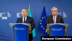 Европа комиссиясынын башчысы Жан-Клод Юнкер казак президенти Нурсултан Назарбаев менен. 30-март, 2016-жыл.